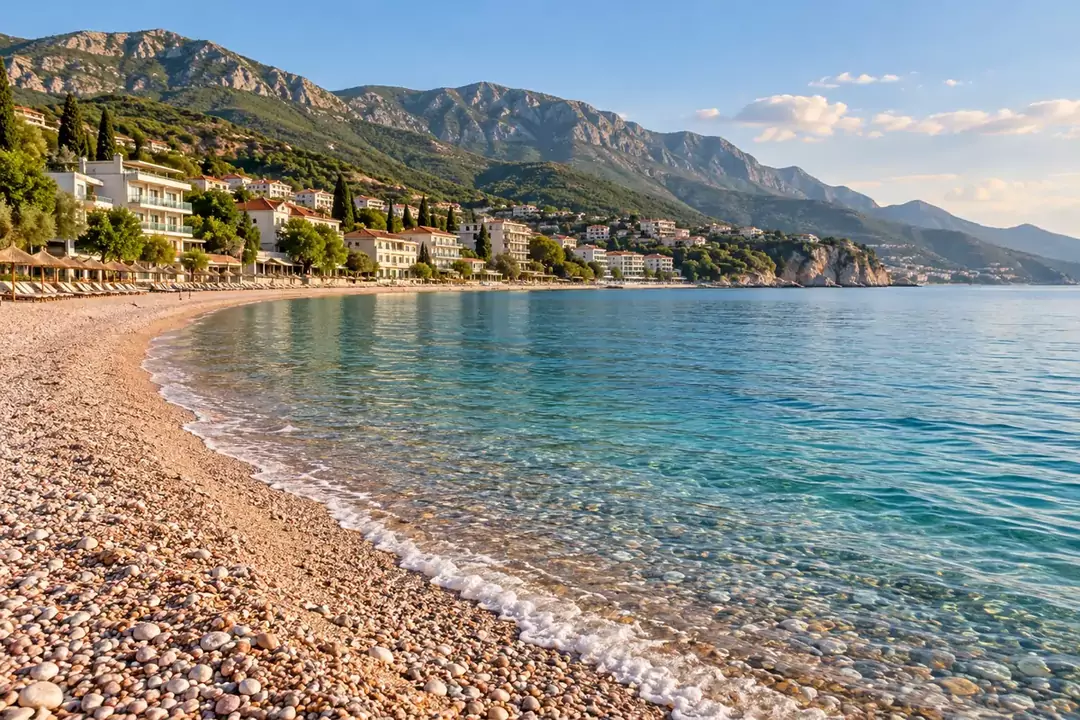 Bečići: ein langer Strand mit feinem Kies und Bergen dahinter