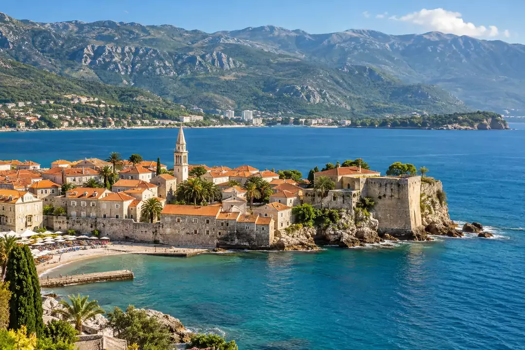 Die Altstadt von Budva auf einem Kap: Mauern, Ziegeldächer und die Adria