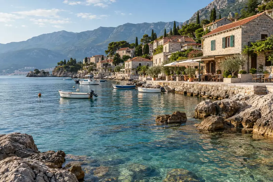 Rafailovići: Häuser direkt am Wasser, Boote und Felsen